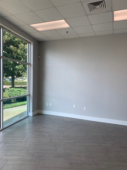 More Photos Of 8010 Sunport Dr, Orlando Light Distribution For Lease