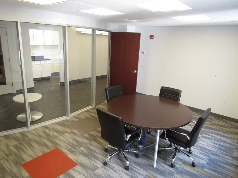 More Photos Of 100 N LaSalle St, Chicago Office For Lease