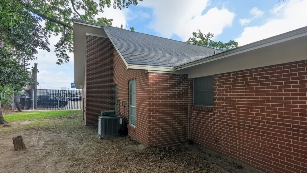 More Photos Of 3635 Eastex Fwy, Beaumont Office For Sale