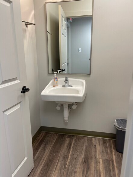 More Photos Of 2032 Wooddale Blvd, Baton Rouge Office For Lease