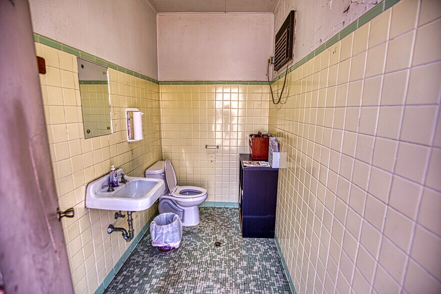 More Photos Of 931 Walnut St, Columbus Flex For Sale