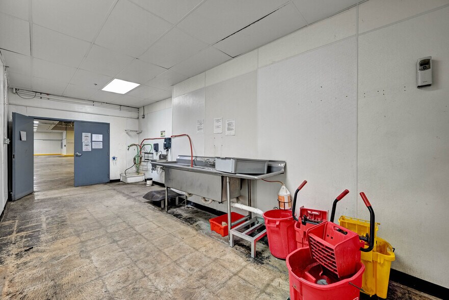 More Photos Of 100 Chamber Plz, Charleroi Supermarket For Lease