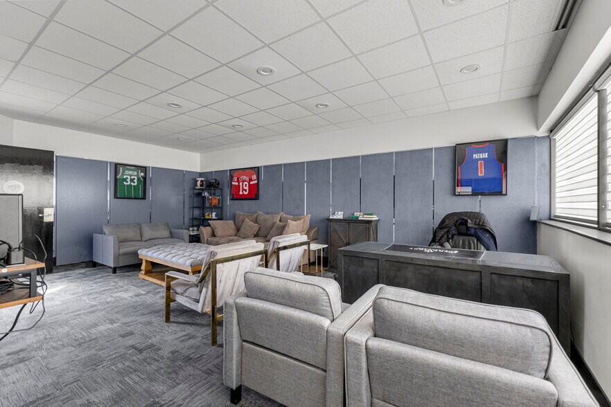 More Photos Of 15360 S Commerce Dr, Dearborn Office For Sale