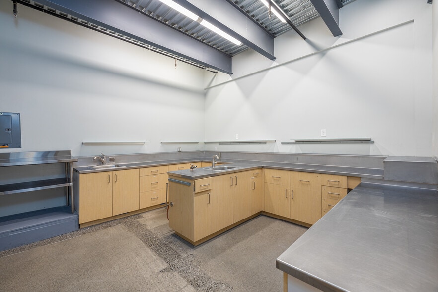 More Photos Of 909 Squalicum Way, Bellingham Flex For Sale