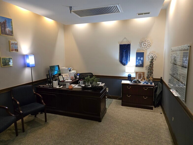 More Photos Of 911 Meridian St, Anderson Flex For Sale