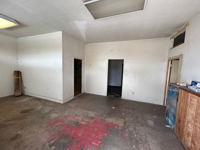 More Photos Of 227 Commission St, Salinas Showroom For Sale