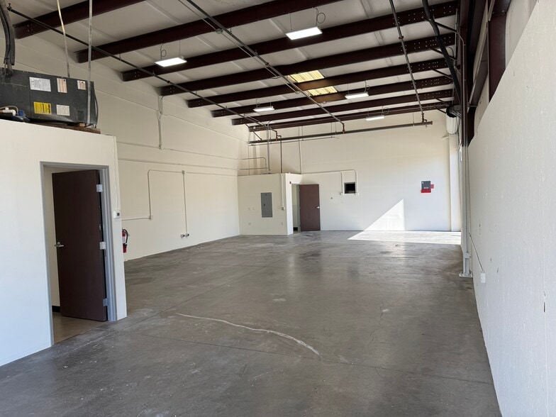 More Photos Of 2010 Holly Ave, Lake Havasu City Warehouse For Lease