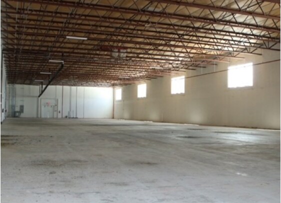 More Photos Of 1400 NW 167th St, Miami Showroom For Lease