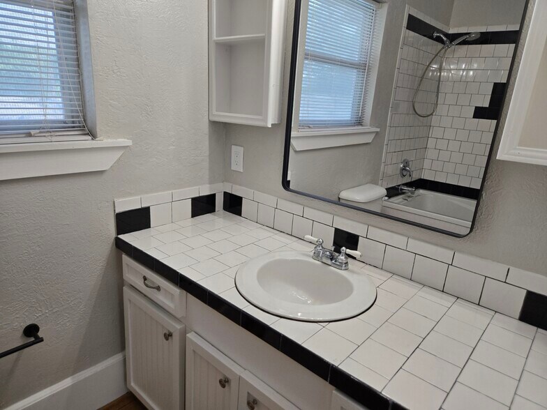 More Photos Of 1523 Avenue C, Katy Flex For Lease