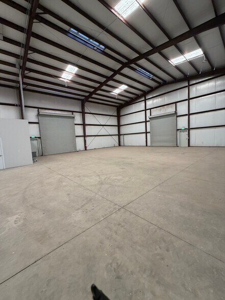 More Photos Of 22420 Gribben Ct, Bakersfield Warehouse For Lease