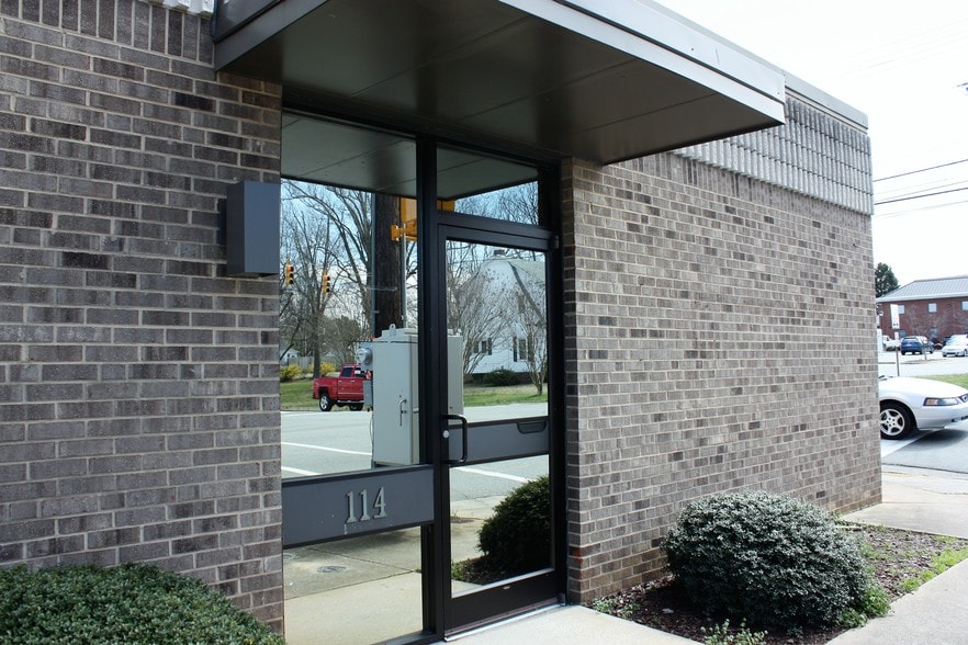 More Photos Of 111 W Pine St, Graham Office For Lease