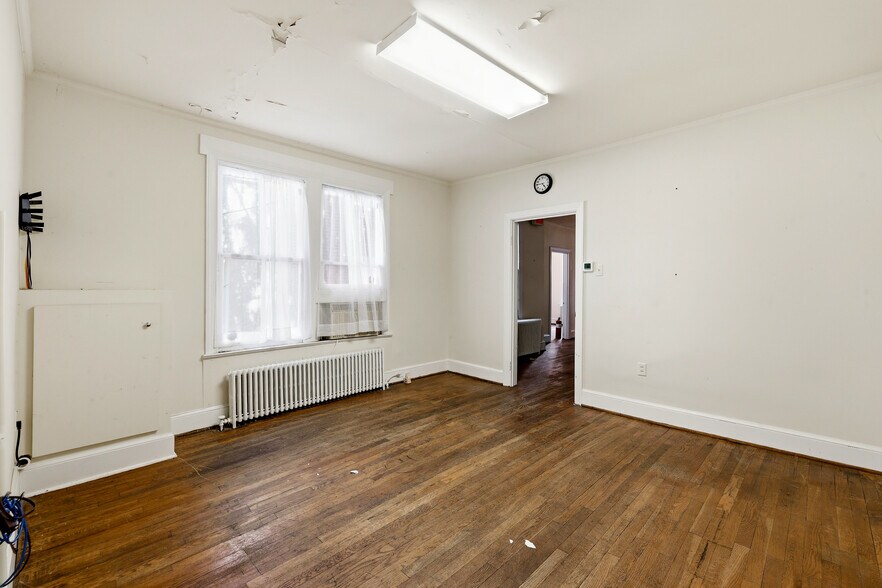 More Photos Of 3 E Market St, Leesburg Office For Sale