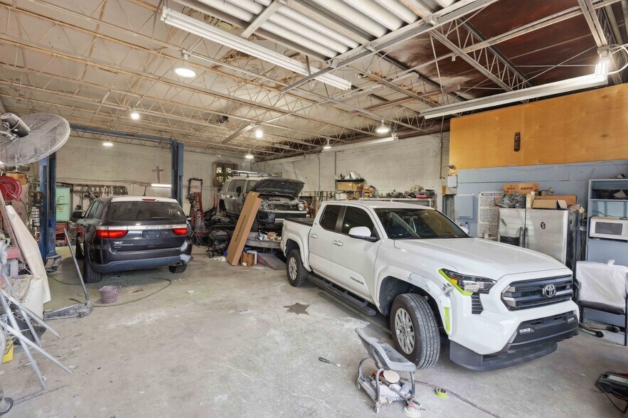 More Photos Of 1081 E 47th St, Hialeah Service Station For Sale