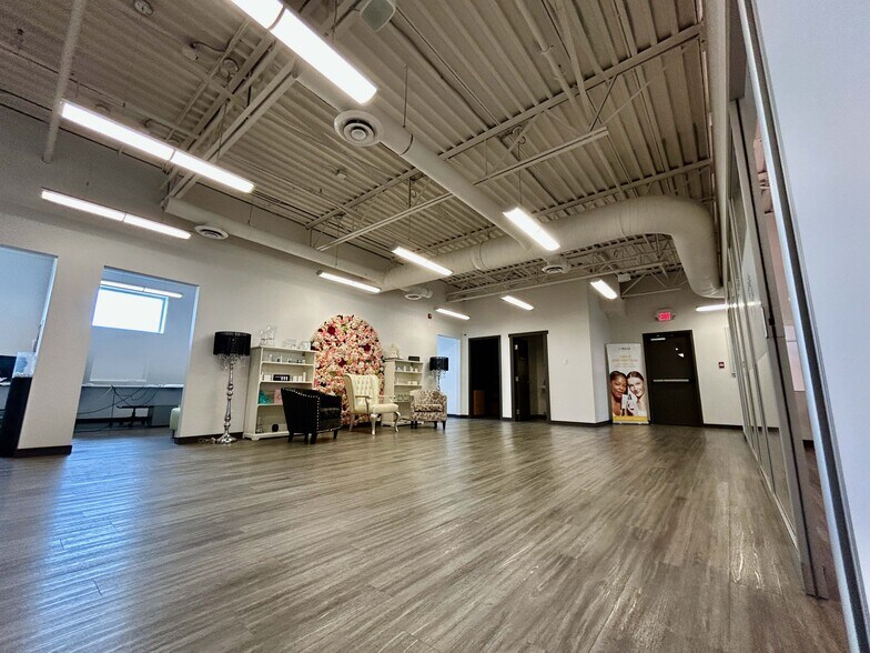 More Photos Of 11350 119 St NW, Edmonton Light Distribution For Lease