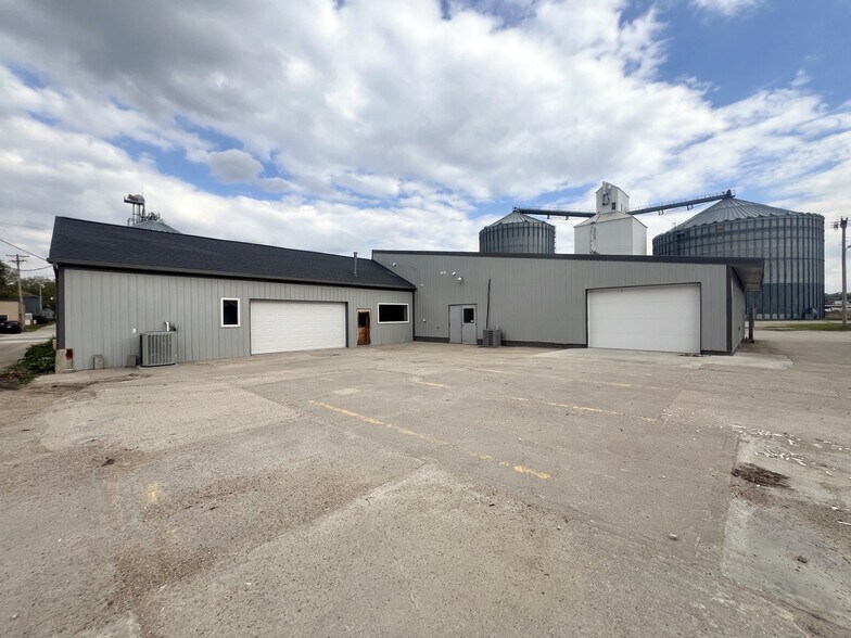 More Photos Of 1620 State St, Blair Freestanding For Lease