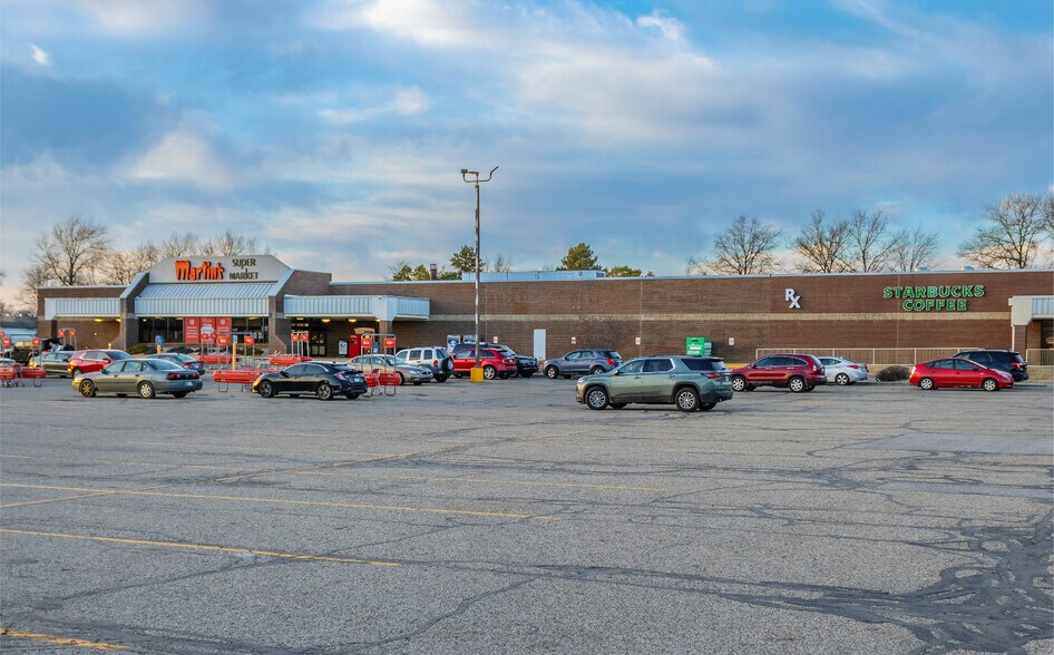 More Photos Of 865 E Jefferson St, Plymouth Supermarket For Sale