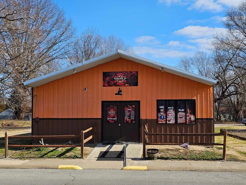 Primary Photo Of 215 Main St, Royalton Bar For Sale