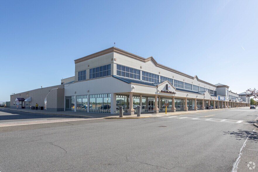More Photos Of 201-234 Airport Plaza Blvd, Farmingdale Storefront Retail Office For Lease