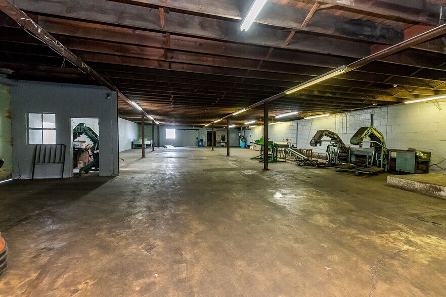 More Photos Of 196 Carlton Dr, Inwood Industrial For Sale
