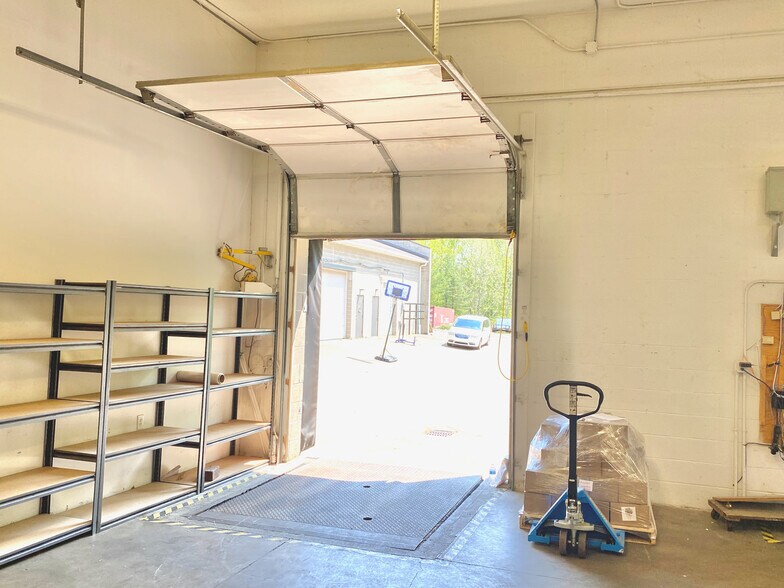 More Photos Of 7207 Chagrin Rd, Chagrin Falls Showroom For Sale