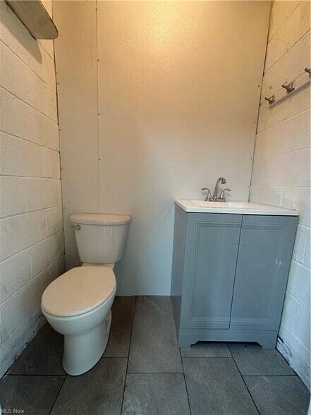 More Photos Of 1301 Brownell Ave, Lorain Service For Sale