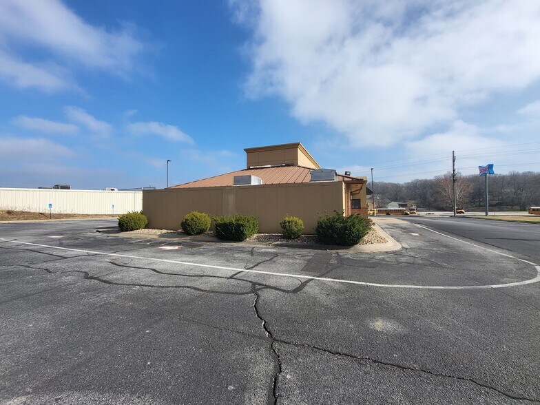 More Photos Of 648 S Neosho Blvd, Neosho Restaurant For Lease