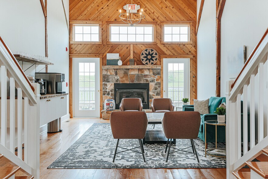 More Photos Of 1329 Commerce Rd, Staunton Hotel For Sale