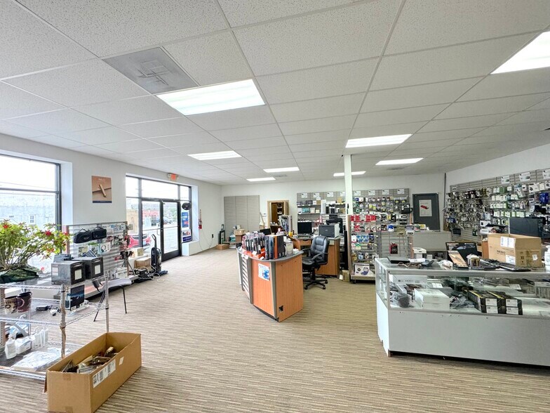More Photos Of 1025 N Pearl St, Bridgeton Storefront For Lease