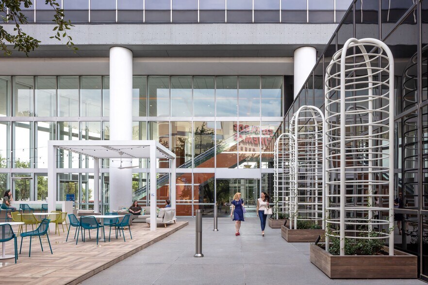 More Photos Of 24 Greenway Plz, Houston Office For Lease