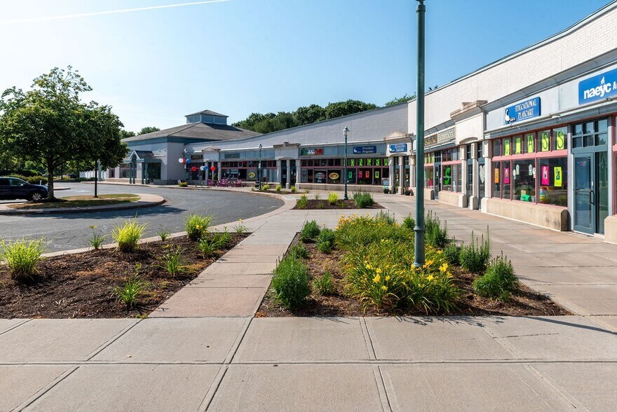 More Photos Of 555 Day Hill Rd, Windsor Storefront For Lease