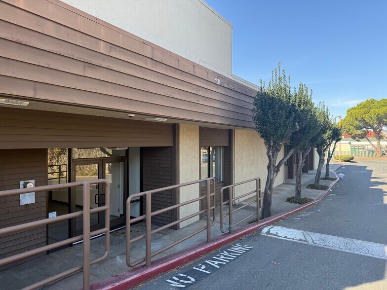 More Photos Of 1820 Oro Dam Blvd E, Oroville Bank For Lease