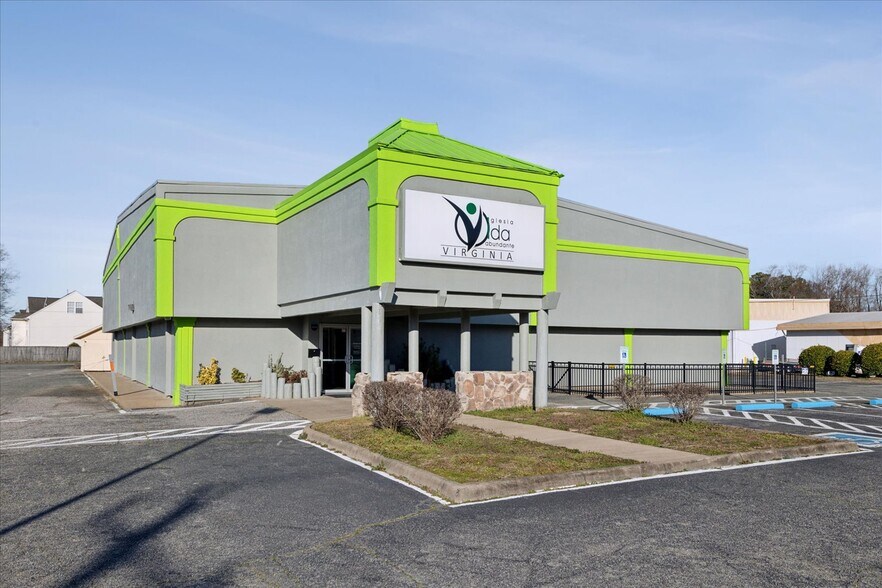 Primary Photo Of 14859 Warwick Blvd, Newport News Restaurant For Lease
