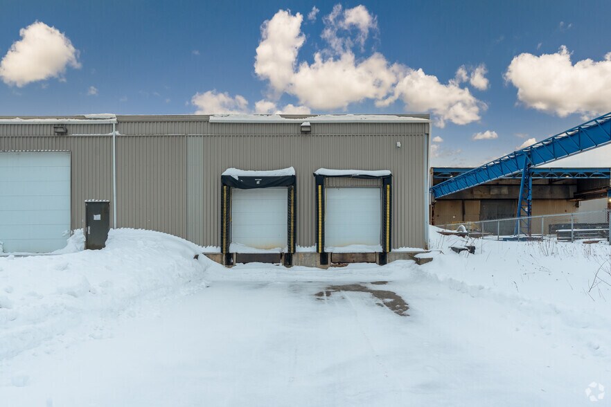 More Photos Of 420 Av Taniata, Lévis General Retail For Sale