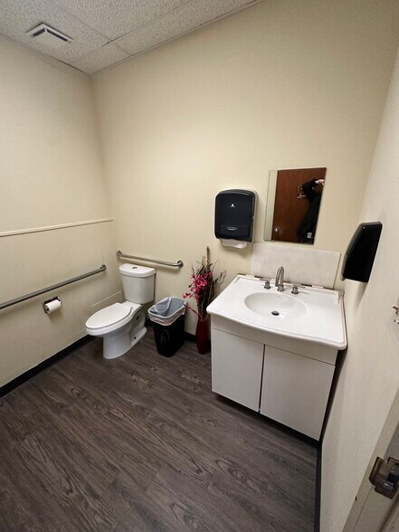 More Photos Of 4355 Interstate 30, Mesquite Office Residential For Lease