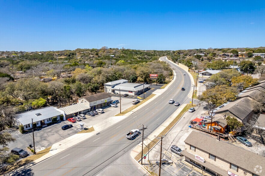 More Photos Of 1111 N Walnut Ave, New Braunfels Office For Lease