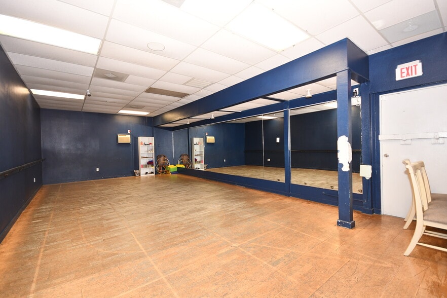 More Photos Of 901 Elm St, McKinney Flex For Sale