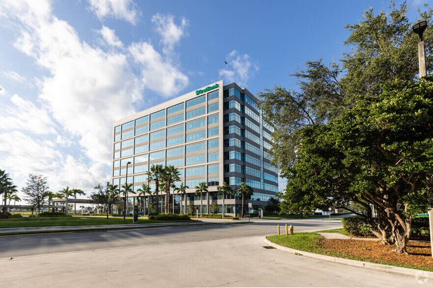More Photos Of 800 Waterford Way, Miami Office For Lease