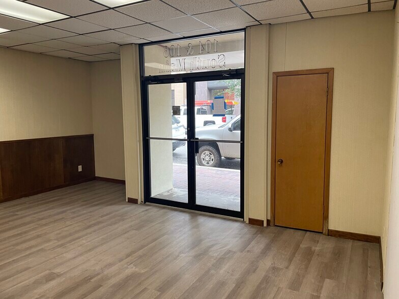More Photos Of 104-108 S Main St, Victoria Office For Lease