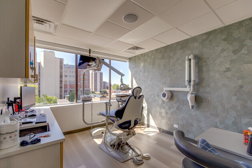 More Photos Of 2551 N Clark St, Chicago Office For Lease