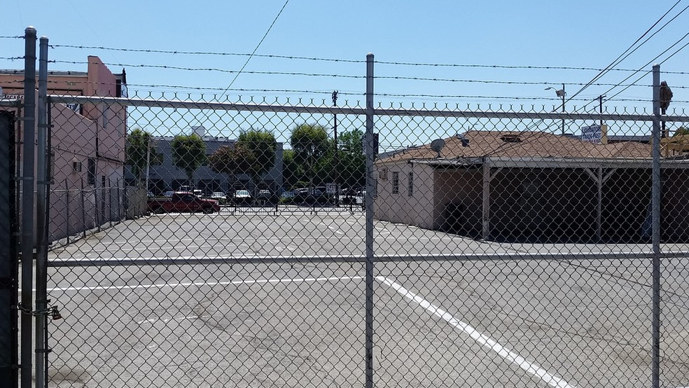 More Photos Of 16129 Sherman Way, Van Nuys Office For Lease