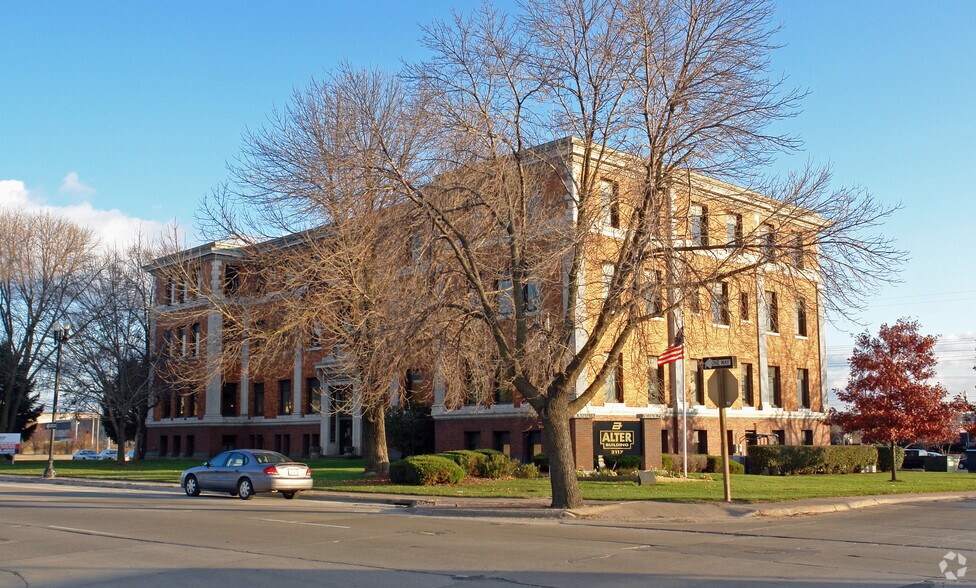 More Photos Of 2117 State St, Bettendorf Office For Lease