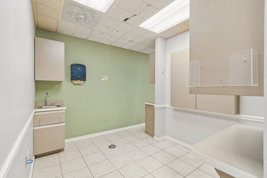 More Photos Of 8525-8549 Gunn Hwy, Odessa Unknown For Lease