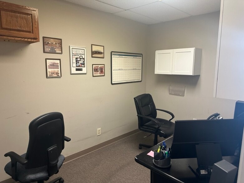 More Photos Of 1628 Commerce Pky, Bloomington Flex For Lease