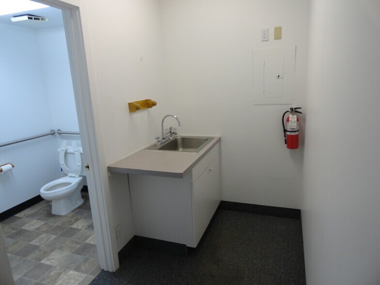 More Photos Of 6015 W Pierson Rd, Flushing Office For Sale