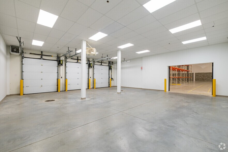 More Photos Of 235 Rue Isabey, Montréal Warehouse For Lease