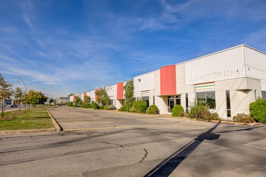 More Photos Of 3505-3541 Boul Le Corbusier, Laval Warehouse For Lease
