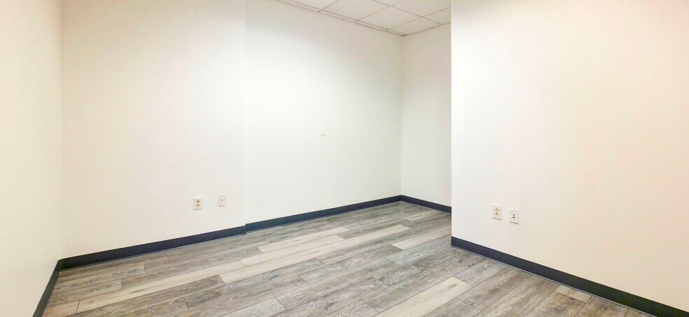 More Photos Of 7678 E Greenway Rd, Scottsdale Light Distribution For Lease