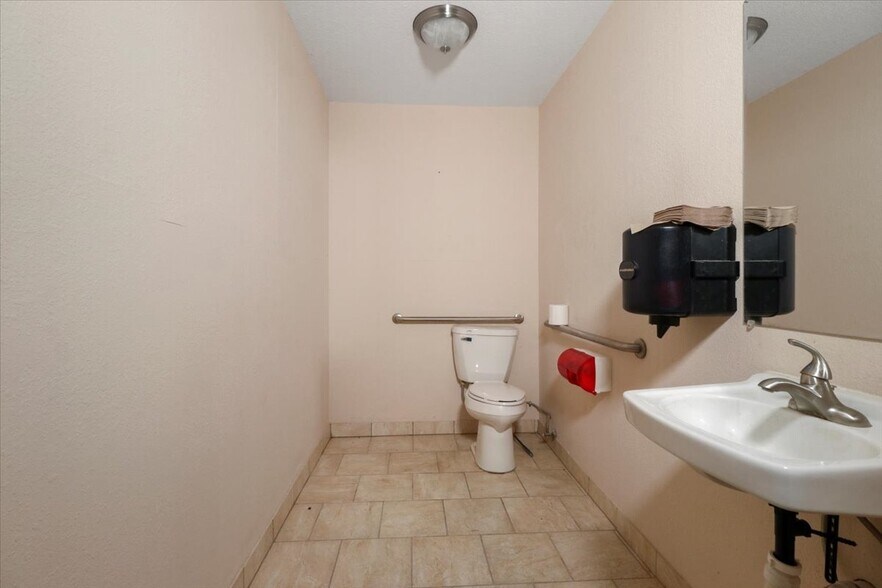 More Photos Of 1006 B Nettleton Ave, Thayer Office For Sale