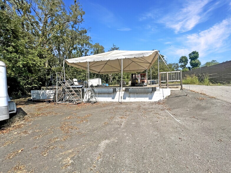 More Photos Of 1455 Neelys Bend Rd, Madison Light Distribution For Sale