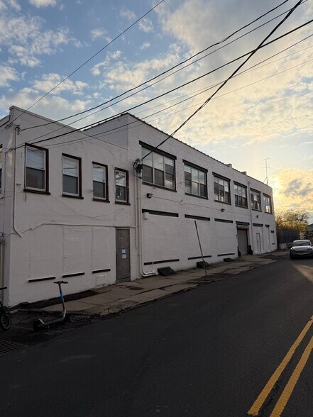 More Photos Of 60 Dickerson St, Newark Light Manufacturing For Lease